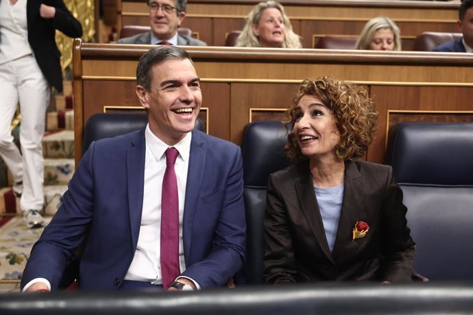 O presidente do governo, Pedro Sánchez, e a primeira vice-presidente e ministra da Fazenda, María Jesús Montero, durante uma sessão de controle do governo no Congresso dos Deputados, em 19 de março de 2025, em Madri (Espanha). Os gastos com defesa serão