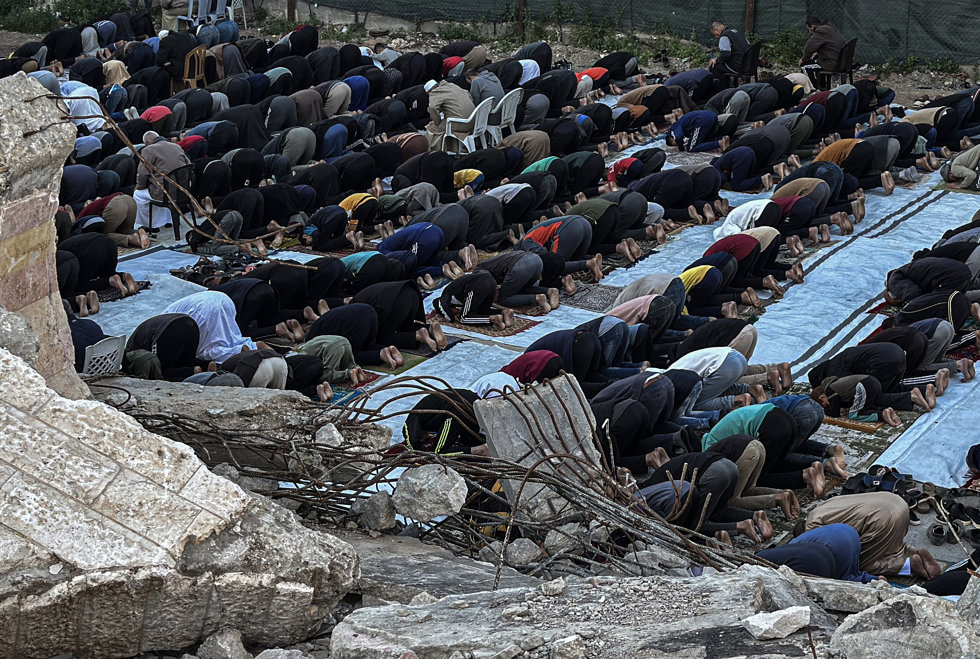 30 March 2025, Palestinian Territories, Dair El-Balah: Palestinian Muslims attend Eid al-Fitr prayer marking the end of the holy fasting month of Ramadan, next to the destroyed Jaffa mosque in Dair El-Balah, in the central of Gaza Strip.