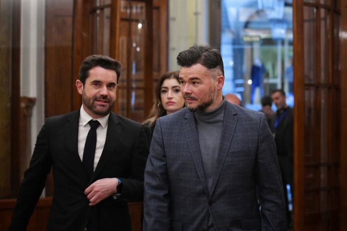 O porta-voz da ERC no Congresso, Gabriel Rufián, em sua chegada a uma sessão plenária no Congresso dos Deputados, em 25 de março de 2025, em Madri (Espanha). A sessão plenária do Congresso dos Deputados debate e vota em um projeto de lei do PSOE e da Suma
