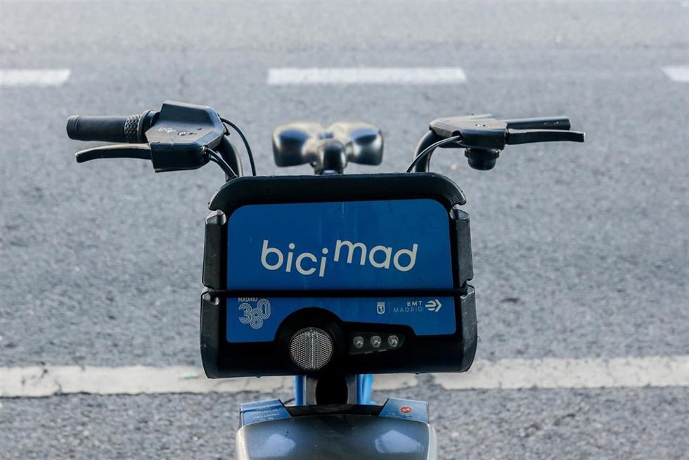Archivo - Una bicicleta aparcada, a 24 de mayo de 2024, en Madrid (España).