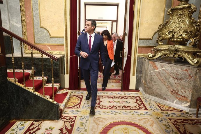 O Presidente do Governo, Pedro Sánchez, chega a uma sessão de controle do governo no Congresso dos Deputados em 19 de março de 2025, em Madri (Espanha). Os gastos com defesa ocupam o centro do palco na sessão de controle do governo após a reunião do presi
