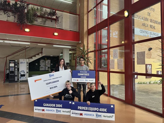 Román Fraile, Kevin Revuelta y Marcos Alba, estudiantes del IES Arca Real de Valladolid, junto a su profesora Carmen de Rojas