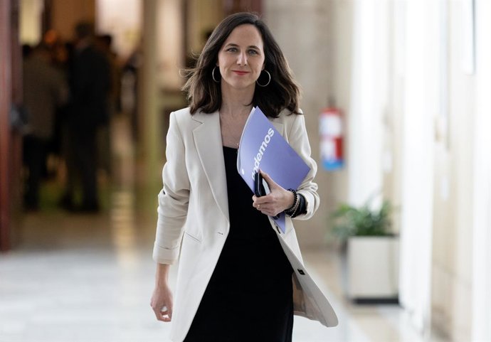 A secretária-geral do Podemos, Ione Belarra, em sua chegada à reunião do Conselho de Porta-vozes do Congresso dos Deputados, em 25 de março de 2025, em Madri (Espanha).