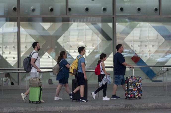 Archivo - Varias personas en la fila de los taxis de la estación de Atocha-Almudena Grandes, a 2 de mayo de 2023, en Madrid (España). 
