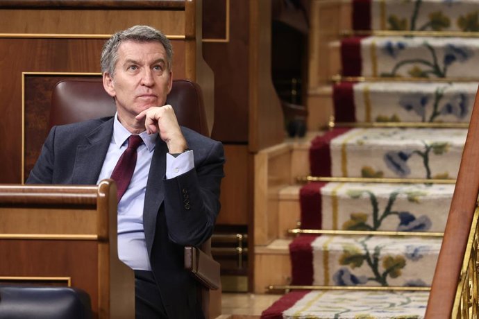 O presidente do PP, Alberto Núñez Feijóo, fala durante uma sessão de controle do governo no Congresso dos Deputados, em 19 de março de 2025, em Madri (Espanha). Os gastos com defesa ocupam o centro do palco na sessão de controle do governo após a reunião