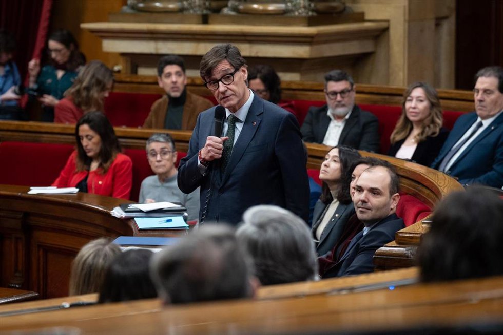 El president de la Generalitat, Salvador Illa, durante una sesión de control al Govern, en el Parlament, a 26 de marzo de 2025, en Barcelona, Cataluña (España). Tras la sesión de control, se realiza el debate y votación sobre la tramitación por lectura 
