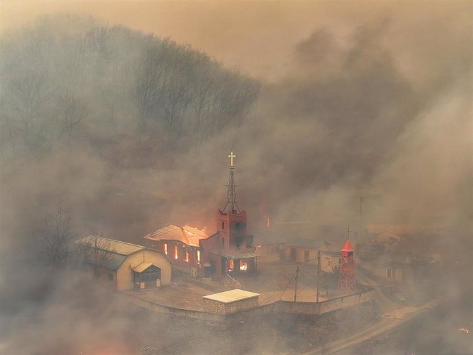 Imagen de archivo de una iglesia ardiendo durante los incendios forestales de Corea del Sur.