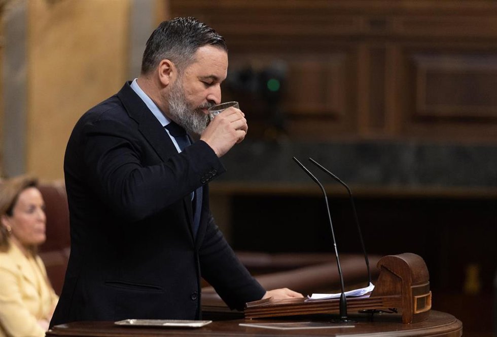 El presidente de VOX, Santiago Abascal, bebe agua durante su intervención en una sesión plenaria en el Congreso de los Diputados, a 26 de marzo de 2025, en Madrid (España).