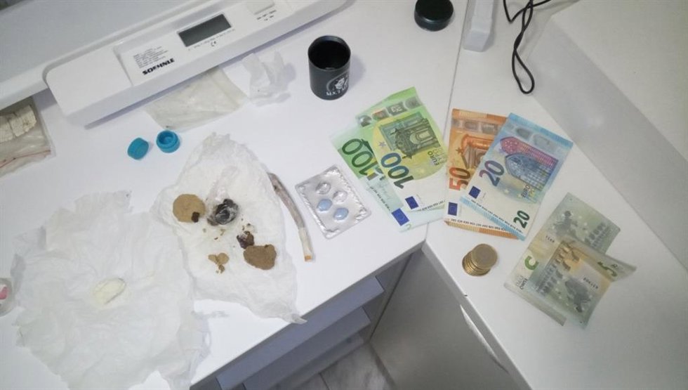 Detenido en Vigo un joven que circulaba tras haber consumido drogas y poseía hachís, anfetaminas y viagra en su coche.