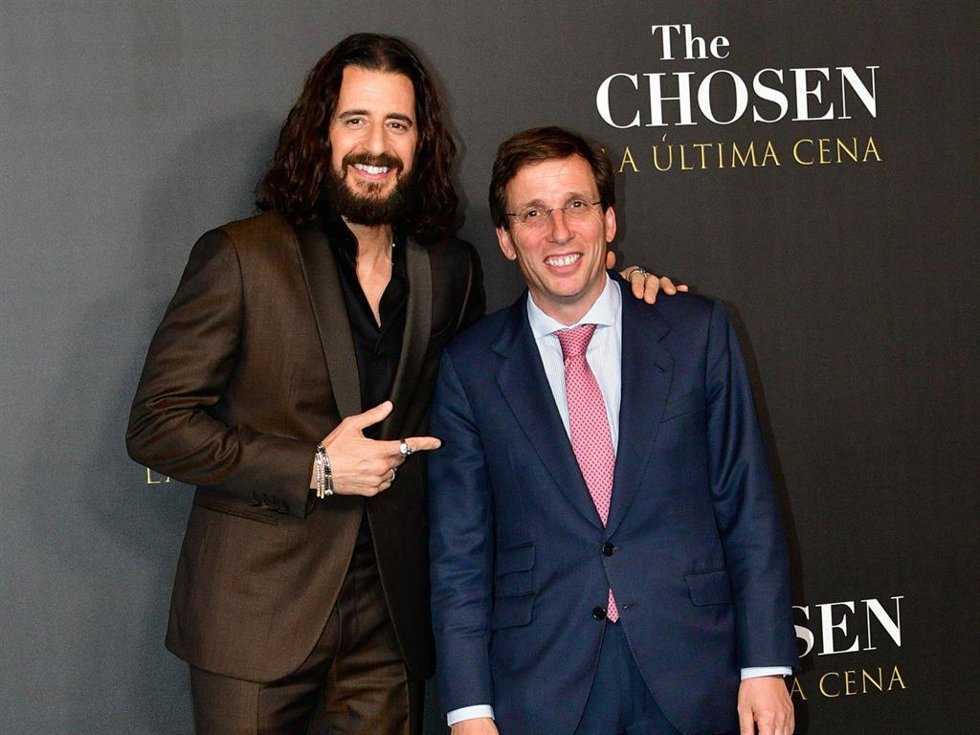 José Luis Martínez-Almeida posa con Jonathan Roumie, protagonista de The Chosen: La última cena , durante el estreno de la serie
