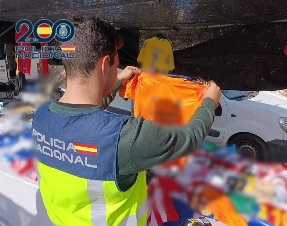Cuatro detenidos e intervenidos 1.290 artículos falsificados en un mercadillo de Benidorm (Alicante).