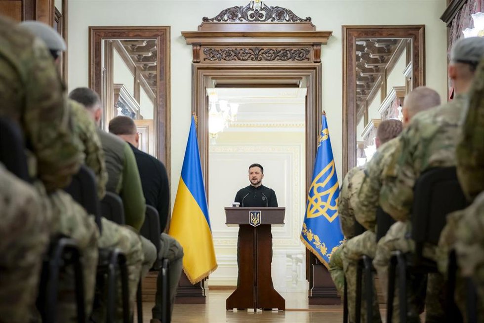 El presidente de Ucrania, Volodimir Zelenski, habla ante personal de seguridad