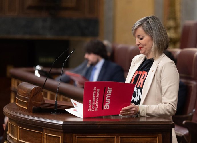 A porta-voz de Sumar no Congresso, Verónica Martínez Barbero, na tribuna do Congresso.