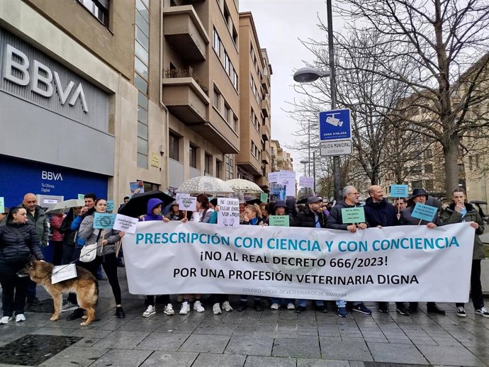 Concentración en Pamplona del Colegio Oficial de Veterinarios de Navarra en contra del Real Decreto 666/2023, que regula la dispensación y uso de medicamentos