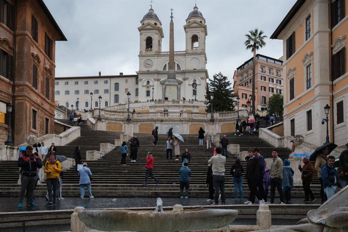 Archivo - Arquivo - 8 de abril de 2023, Roma, Itália: Vista da escadaria com 135 degraus e da igreja de Trinità dei Monti na Piazza di Spagna, em Roma. A Escadaria Espanhola (em italiano, Piazza di Spagna) é uma das praças mais famosas de Roma. Na praça, 