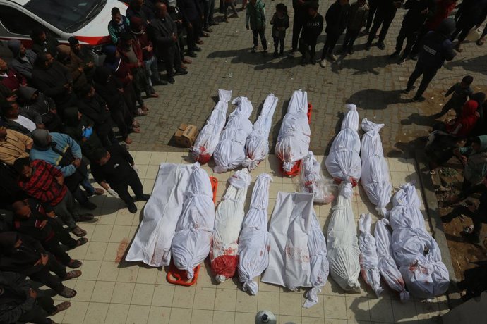 Palestinos rezam em frente ao hospital indonésio em Beit Lahia, diante dos corpos de várias pessoas mortas em ataques do exército israelense na Faixa de Gaza (arquivo).