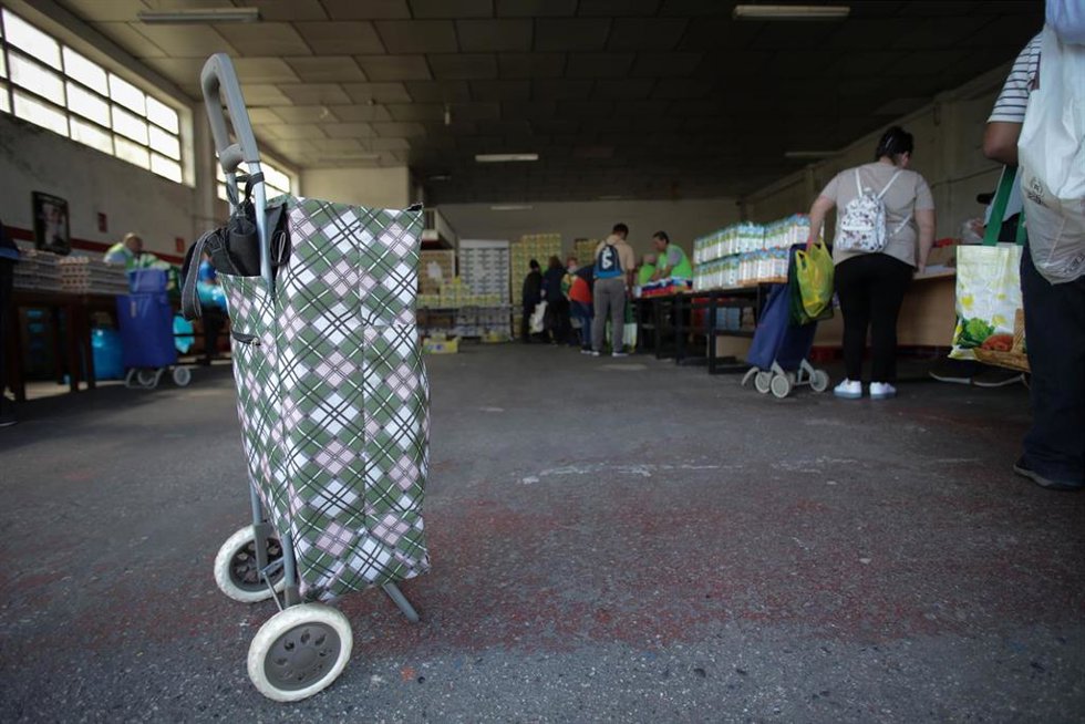 Archivo - Voluntarios atienden a las personas que vienen a buscar comida en el almacén del Banco de Alimentos de Lugo, a 2 de mayo de 2023, en Lugo, Galicia (España). La subida de la demanda ha obligado al Banco de Alimentos de Lugo a negarse a admitir 