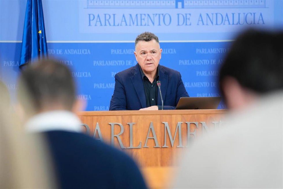 El diputado de Por Andalucía Juan Antonio Delgado, en rueda de prensa en el Parlamento andaluz.