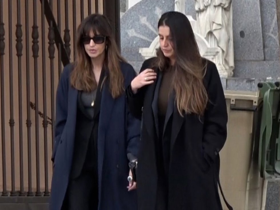 Sara Carbonero y su hermana Irene, en el entierro de su abuela Maxi