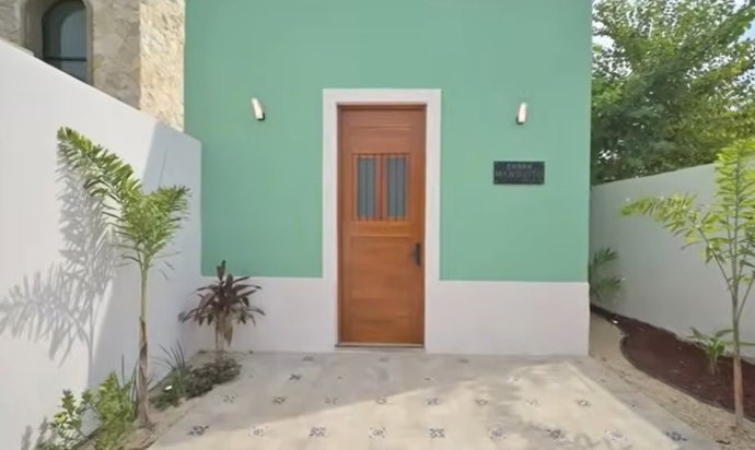 Por trás dessa fachada muito estreita, esconde-se uma casa de luxo de 322 metros quadrados que ninguém esperaria.