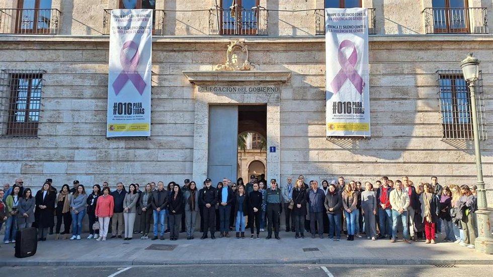 Imagen del minuto de silencio celebrado en Valncia para condenar la muerte de una joven de 15 años en Orihuela presuntamente a manos de su pareja, un menor de 17 años.