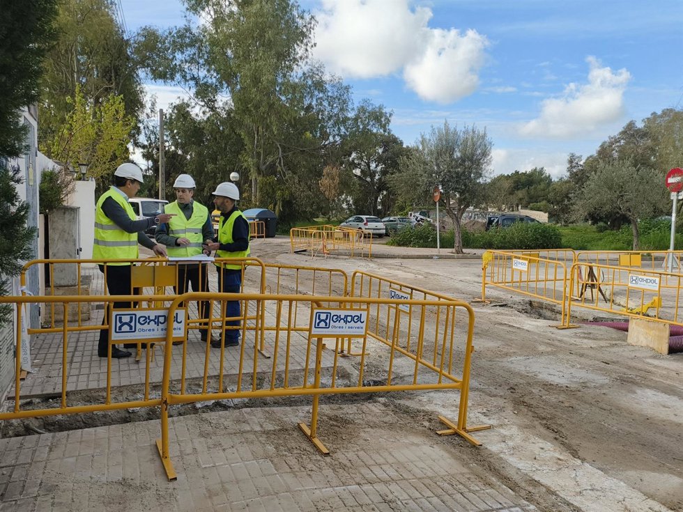 El quipo directo de distribución de Endesa visita las obras de la red del puerto de Alcúdia