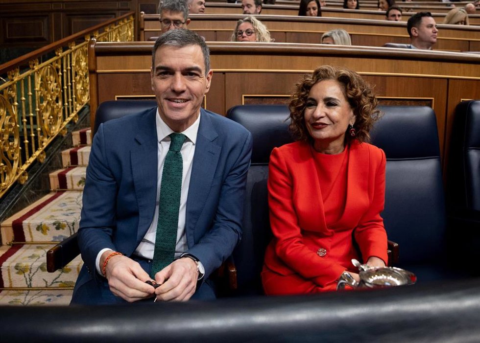 El presidente del Gobierno, Pedro Sánchez y la vicepresidenta primera y ministra de Hacienda, María Jesús Montero.