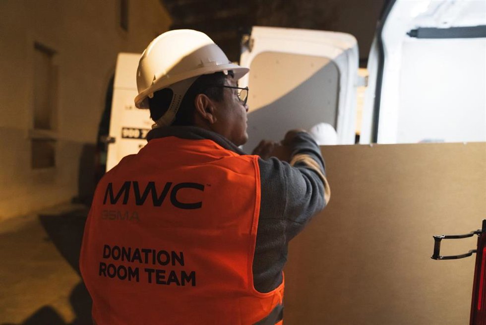Un operario de la iniciativa Donation Room recogiendo material del MWC