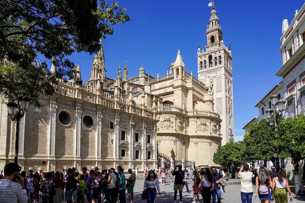Archivo - Turistas por el entorno de  la Catedral de Sevilla. 