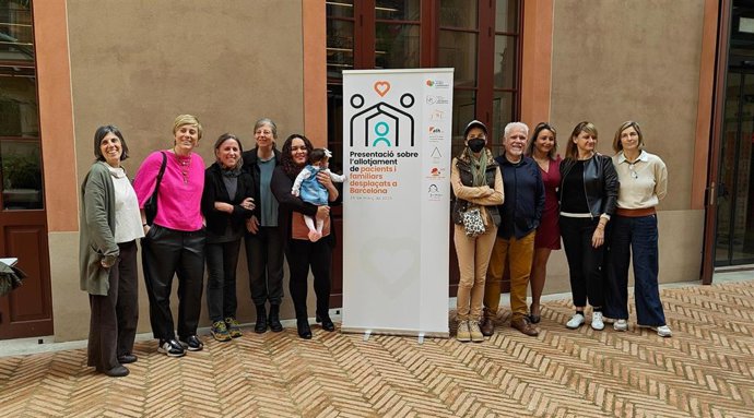 Representantes y beneficiarios de las fundaciones de acogida tras el encuentro de este miércoles.