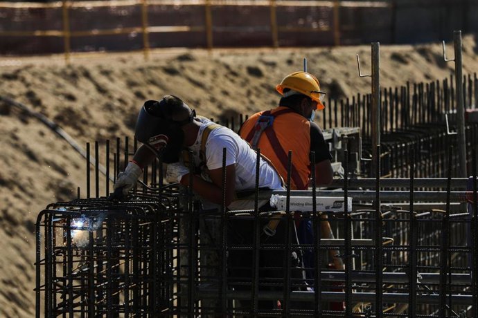 Archivo - Un soldador trabajando en una infraestructura
