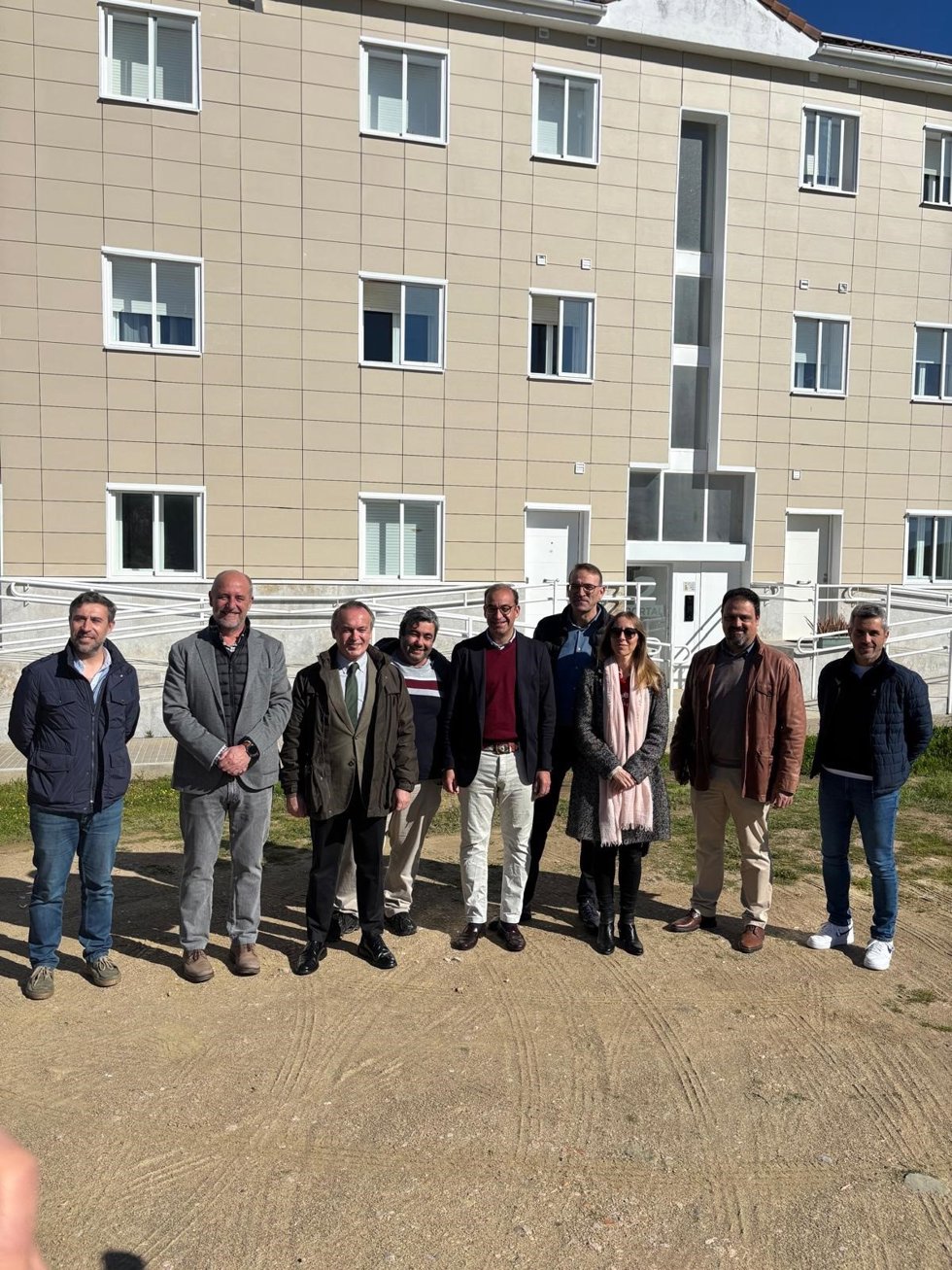 El consejero de Infraestructuras, Manuel Martín Castizo, visita los apartamentos universitarios del campus universitario
