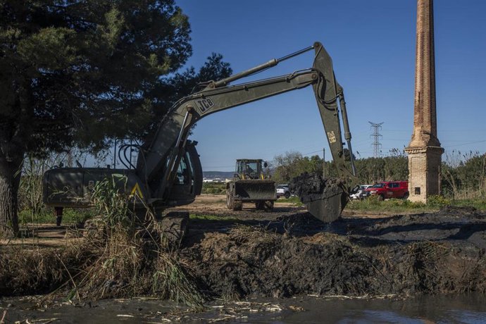 Trabajos de dragado de la acequia del Puerto de Catarroja afectado por la dana que realiza la Unidad Militar de Emergencias, a 26 de marzo de 2025, en Catarroja, Valencia. 