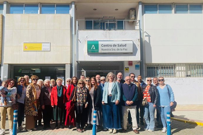 Visita de la parlamentaria socialista Verónica Pérez y la secretaria general de la agrupación, Inmaculada Muñoz, al centro de salus de San Juan del Aznalfarache.