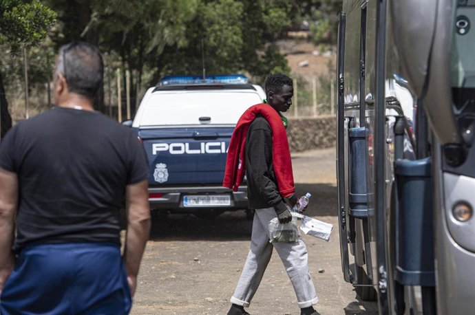 Archivo - Un migrante acude a ser trasladado al puerto de La Estaca, a 31 de agosto de 2024, en El Hierro, Canarias (España), en un operativo coordinado por la Policía Nacional