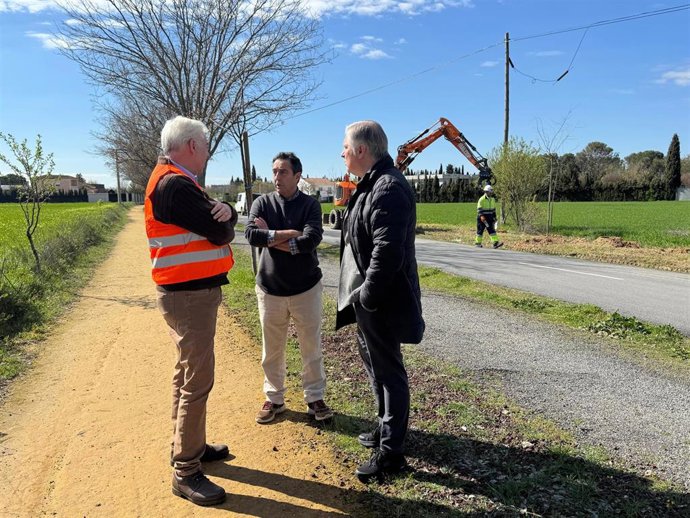 El alcalde de Ciudad Real, Francisco Cañizares, y el concejal de Servicios a la ciudad, Gregorio Oraá, en su visita a las obras del proyecto de revegetación ejes verdes en vereda de Moledores.