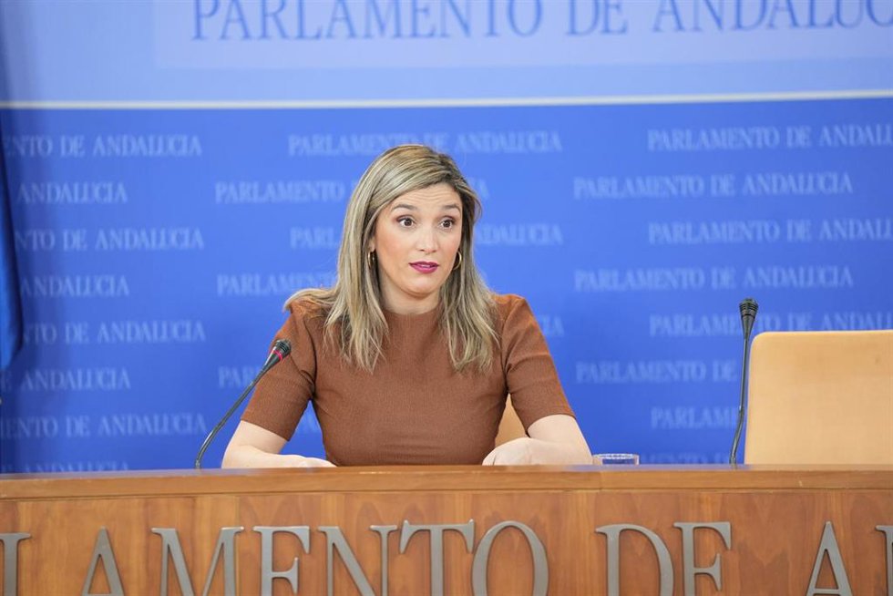 La portavoz del Grupo Socialista en el Parlamento andaluz, María Márquez, en rueda de prensa.