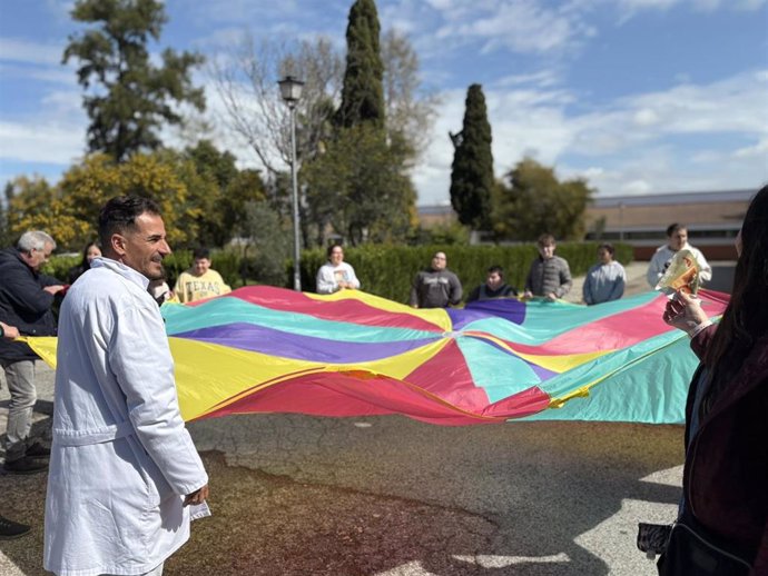 Jornada de Portland Valderrivas en el colegio Molinos del Guadaíra para acercar al alumnado el compromiso de la industria cementera con la economía circular.