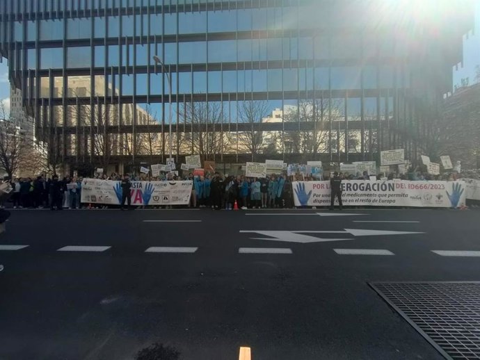Unos 400 veterinarios se manifiestan frente a la Delegación de Gobierno de Madrid contra la Ley del Medicamento.