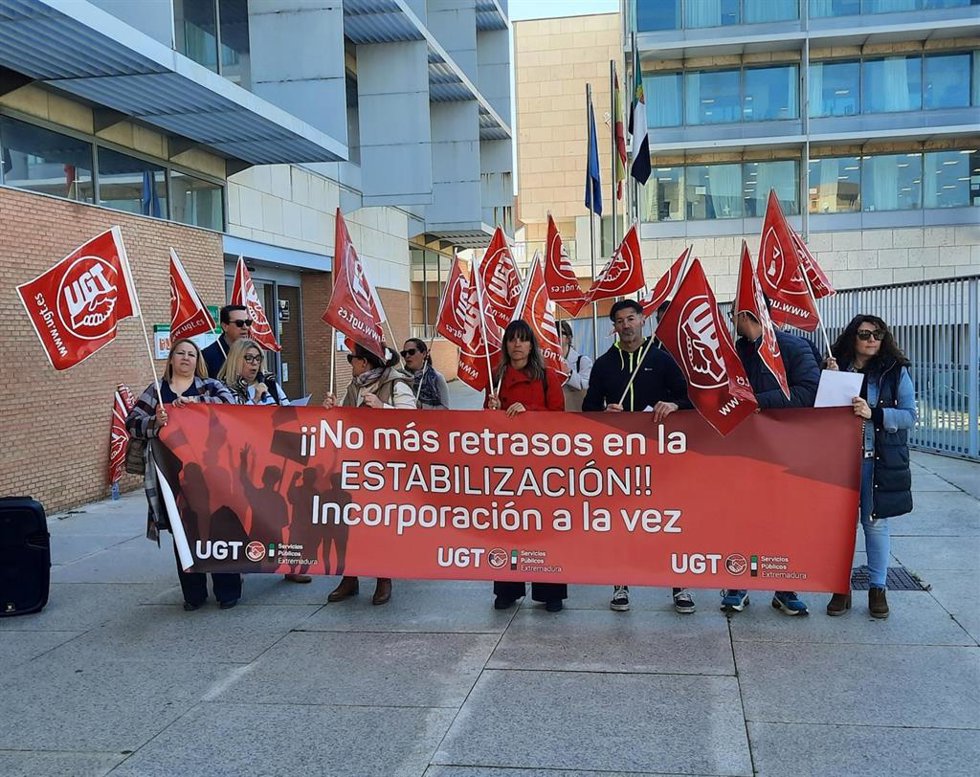 Concentración convocada por UGT SP en Mérida para reclamar a la Junta de Extremadura una fecha de incorporación del personal de estabilización y traslados