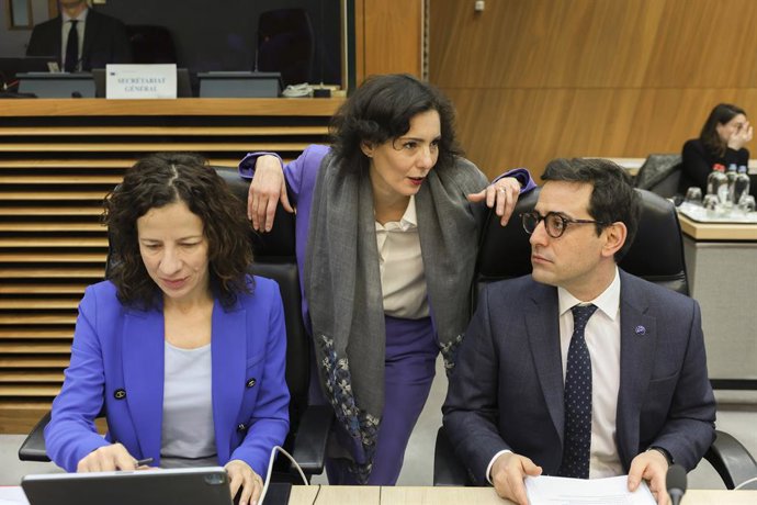 Da esquerda para a direita, a Vice-Presidente para o Emprego, Roxana Mînzatu, a Comissária para a Igualdade e Gestão de Crises, Hadja Lahbib, e o Vice-Presidente para a Estratégia Industrial, Stéphane Séjourné.