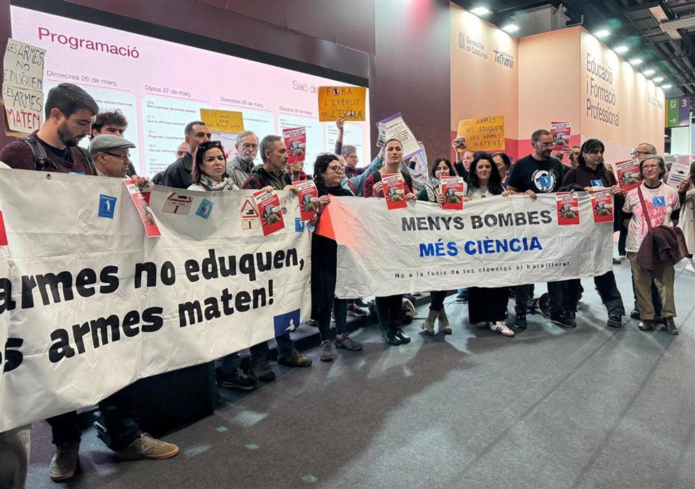 Docentes y representantes de la comunidad educativa en una acción reivindicativa en el Saló de l'Ensenyament 2025