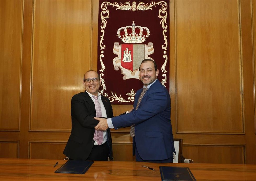 El presidente de las Cortes de C-LM, Pablo Bellido, y el presidente de Fesvial, Nacho Lijarcio, tras la firma de un convenio entre ambas entidades para investigar la seguridad y siniestralidad vial en la región.