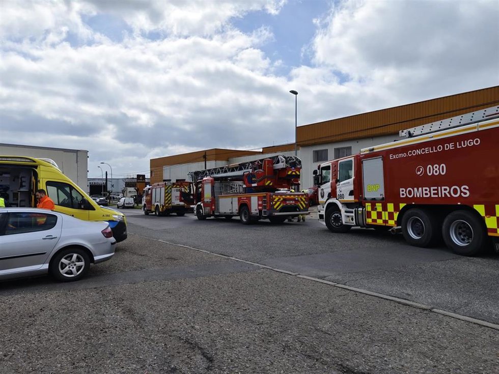 Camiones de bomberos en el Polígono do Ceao, en Lugo, por un incendio en una nave de Cafés Candelas.