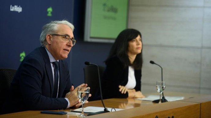 El director general de Fondos y Relaciones con la UE, Jesús Ángel Garrido, presenta los actos organizados por Europe Direct en La Rioja este año, centrados en el 40º aniversario del ingreso de España en la Unión Europea
