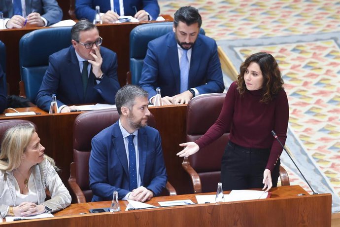 La presidenta de la Comunidad de Madrid, Isabel Díaz Ayuso, y el consejero de Presidencia, Miguel Ángel García Martín, durante un pleno en la Asamblea de Madrid