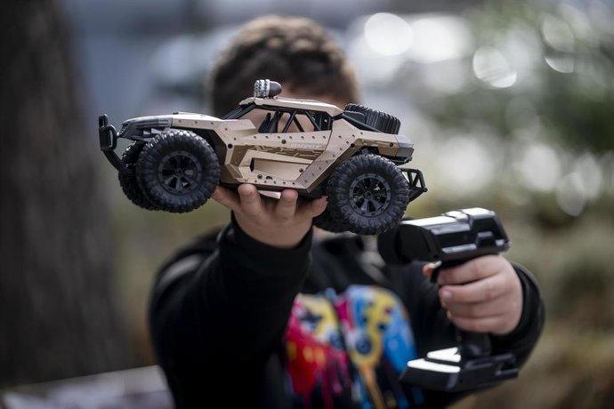 Archivo - Un niño juega con un coche teledirigido recibido por Reyes, a 6 de enero de 2025, en Madrid (España). Según el Informe sobre la Compra de Juguetes en España 2024 el presupuesto para la compra de juguetes en Navidad se mantendrá similar al del añ
