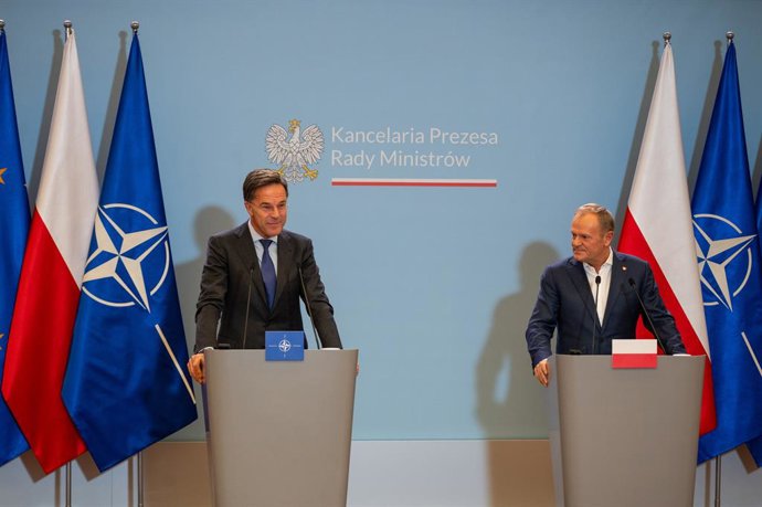 Archivo - HANDOUT - 13 de novembro de 2024, Polônia, Varsóvia: O secretário-geral da Organização do Tratado do Atlântico Norte (OTAN), Mark Rutte (esq.), e o primeiro-ministro polonês, Donald Tusk, falam durante uma coletiva de imprensa após sua reunião. 