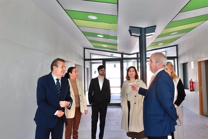 En primer plano, el presidente de la Diputación y el alcalde de Gerena, durante la visita a la localidad aljarafeña.