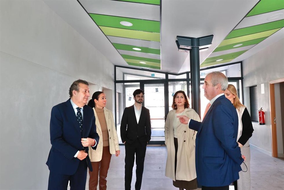En primer plano, el presidente de la Diputación y el alcalde de Gerena, durante la visita a la localidad aljarafeña.